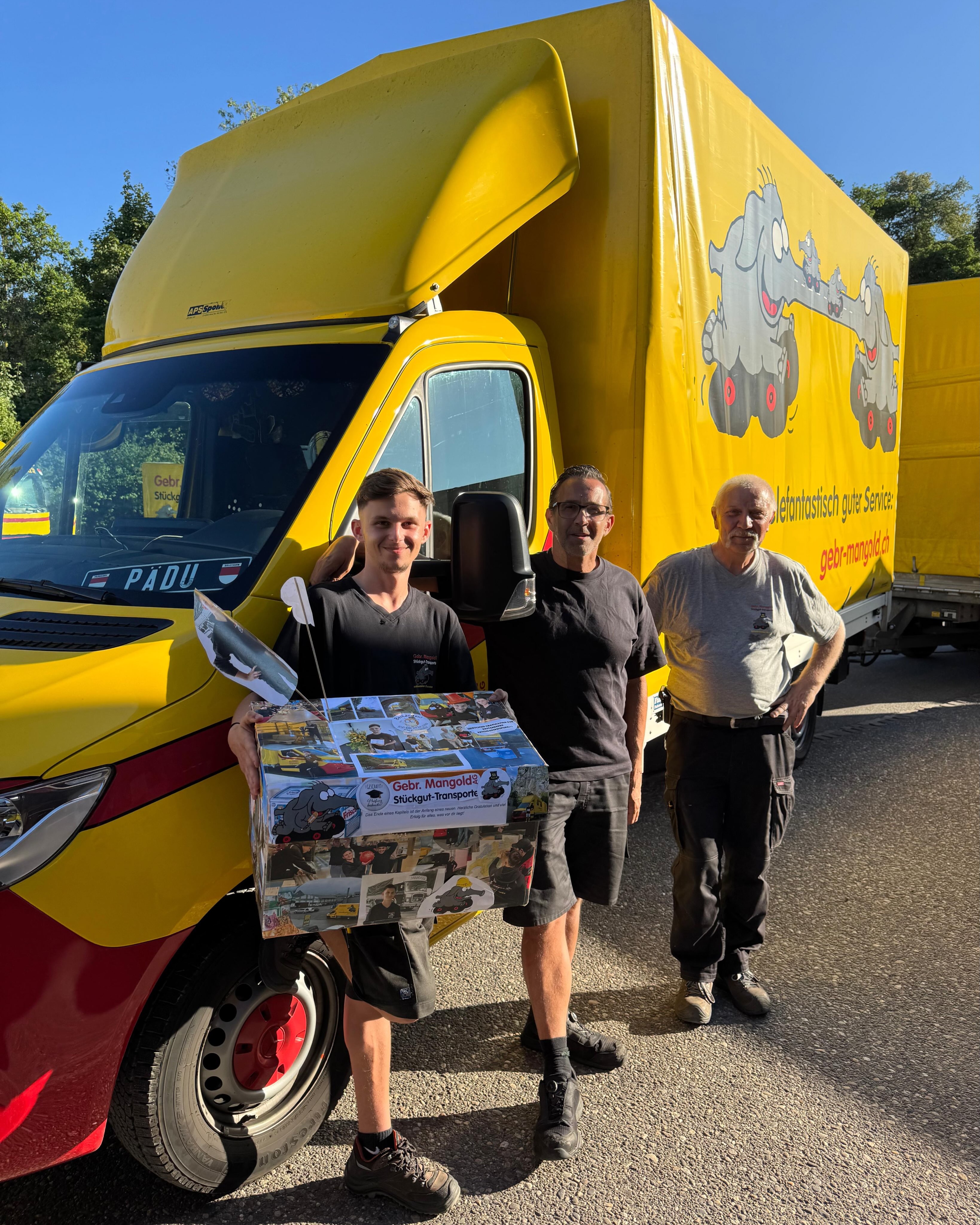 STRASSENTRANSPORTPRAKTIKER EBA 🚚
Wir gratulieren Patrik von Herzen zu seinem bestandenen Abschluss als Strassentransportpraktiker EBA. Mit der Note 5 in der praktischen Prüfung und einer 6 in der VA hast du gezeigt, dass du ein qualifizierter Berufsmann bist. 🤩
Lieber Patrik, wir sind stolz auf dich und freuen uns auf unsere weitere Zusammenarbeit. 💛🐘