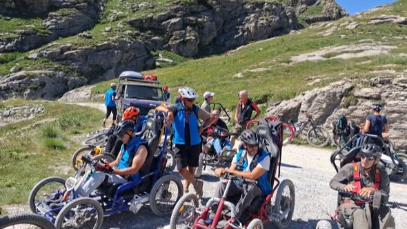 DEUX JOURNEES sur la Route du Sel avec HUIT FAUTEUILS TOUS TERRAINS Electriques dans des paysages a couper le souffle . Organisation au top du Département des Alpes Maritimes pour cette magnifique expédition ! Vous remarquerez que nous étions sous la surveillance vigilante d'un joli chamois ! @tessier_adaptive_sports @quadrix_officiel @departement06 @atmbinfo