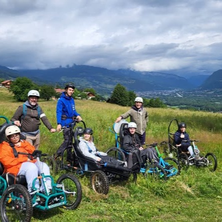 QUEL PLAISIR DE PROPOSER à un groupe de 14 jeunes venus de l'EREA Jean Monnet, à Garches, deux belles journées de randonnées dans nos montagnes, selon leur capacités, en Fauteuil Tout Terrain, Fauteuil Tout Terrain Electrique et même en Cimgo ! Leurs sourires et leurs éclats de rire ont enchanté nos balades...
Les EREA sont Les Établissements Régionaux d'Enseignement Adapté, établissements d'enseignement secondaire dont la mission est de prendre en charge des adolescents en grande difficulté scolaire et sociale, ou présentant un handicap moteur ou visuel.
Merci à @atmbinfo @atmb_vivreenhautesavoie et @agence_du_sport
@tessier_adaptive_sports @quadrix_officiel @erea_jean_monnet_garches #buggybike