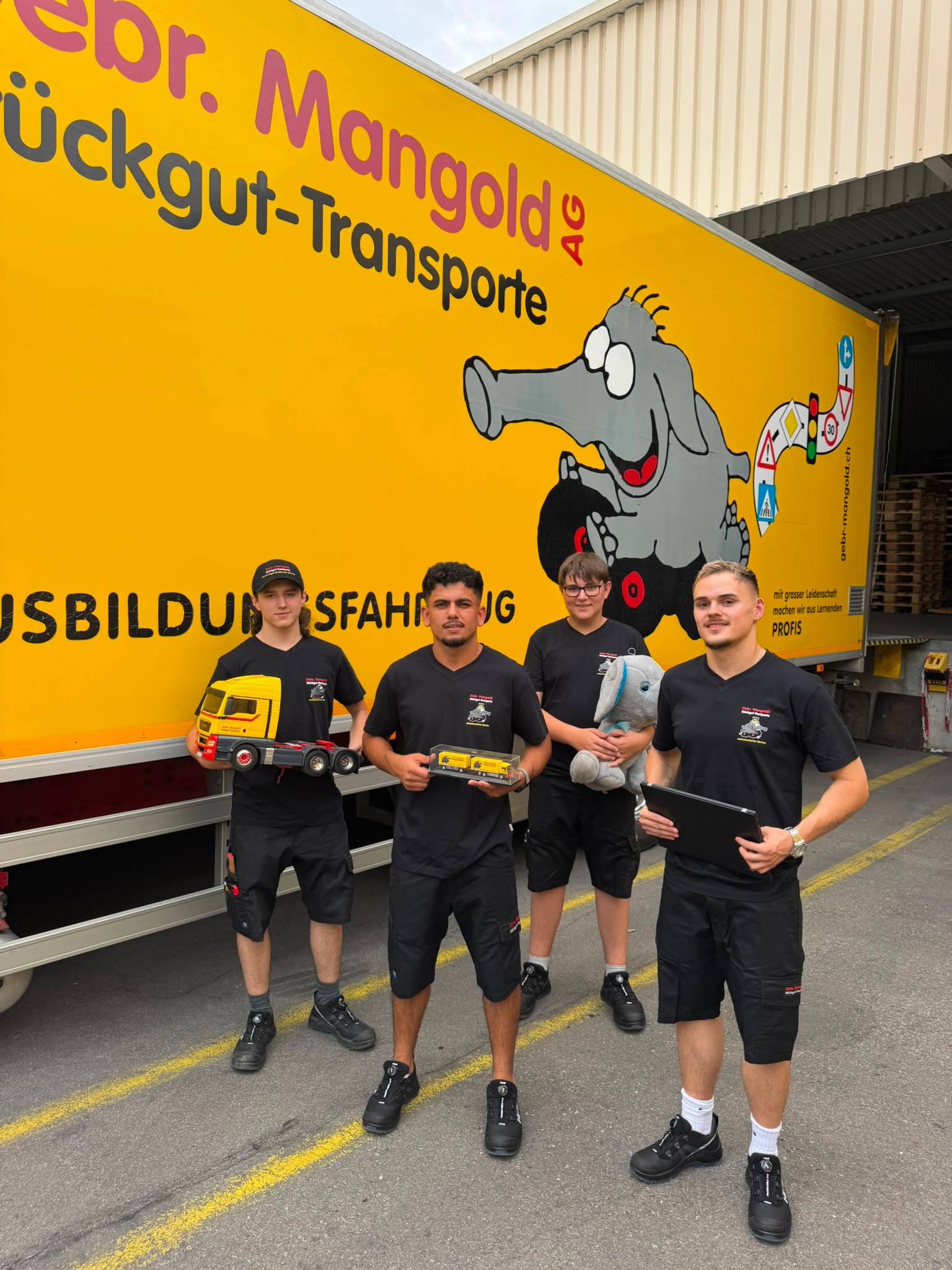 Vollgas in Richtung Zukunft! 🚚💨
Wir durften heute 4 Nachwuchstalente in unserem Team willkommen heissen:
🐘 Shir, Strassentransportpraktiker EBA
🐘 Lucien, Strassentransportfachmann EFZ
🐘 Gian-Luca, Kaufmann EFZ
🐘 Lukas, BVJ-Praktikum Strassentransport
Wir wünschen euch einen tollen Lehrstart und freuen uns, euch auf eurem Weg ein Stück zu begleiten. 🤝
Die Lernenden von heute sind die Profis von morgen. 😁
#transportundlogistik #gebrmangoldag #berufsbildung #lernende #profisvonmorgen