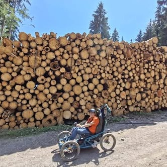 AVEC PATRICK, après un beau vol au départ de PLAINE JOUX pour apprécier le décor du Pays du Mont Blanc "vu d'en haut", petit tour a Combloux vers le col du Jaillet en QUADRIX, de grosses coupes de sapins, un joli parcours avec myrtilles et framboises à déguster avec gourmandise. @quadrix_officiel @mairie_passy_montblanc @comblouxtourisme