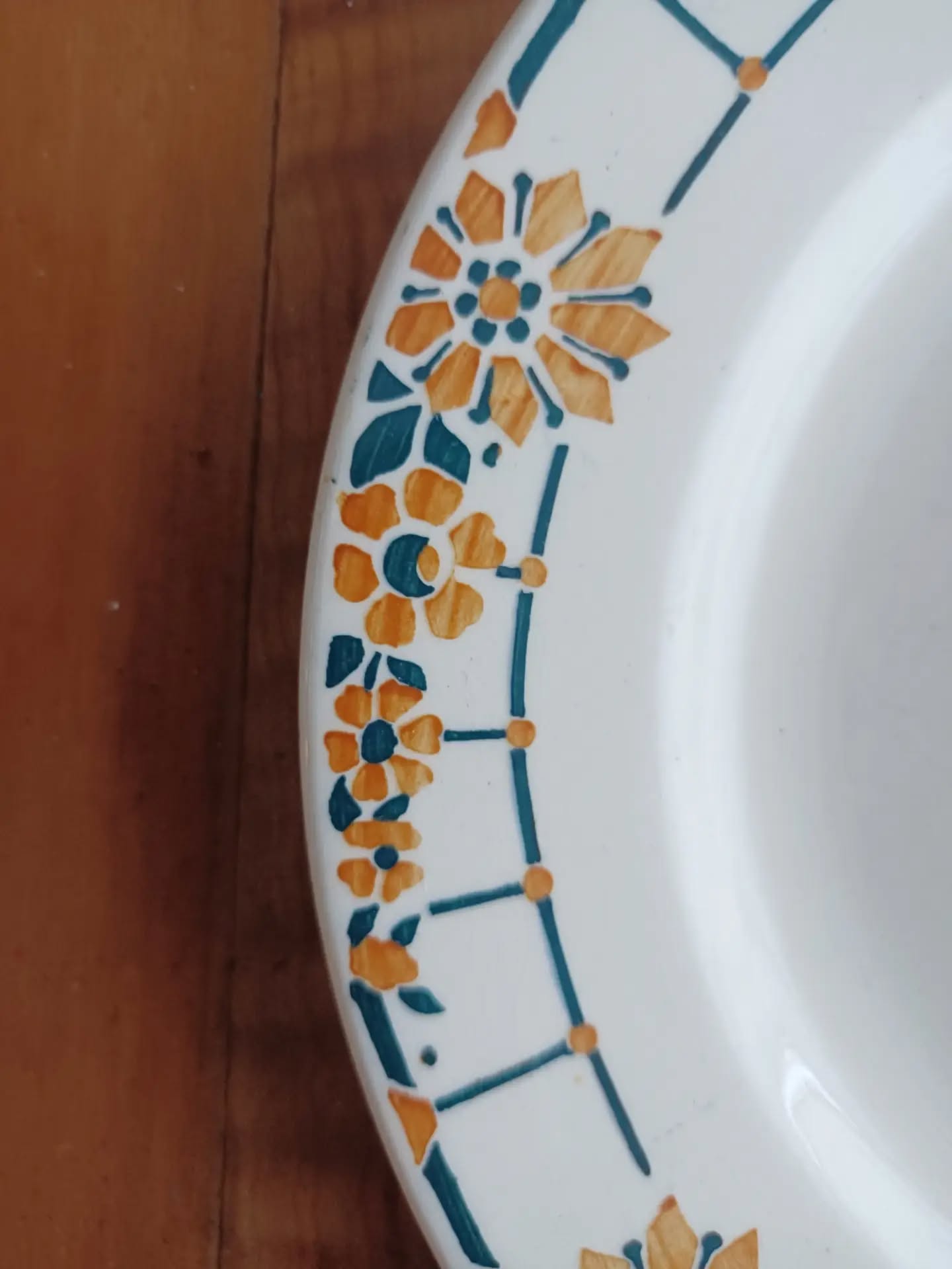 🍊 Un petit air de déjeuner chez grand-mère…
6 assiettes Ceranord en faïence blanche, avec leurs jolies fleurs orange et vert foncé.
Une table chaleureuse, quelques verres dépareillés, une nappe ancienne… et voilà !
Elles ont quelques traces de leur vie passée et de petites rayures au centre — juste ce qu’il faut pour ne pas avoir l’air sorties du magasin hier.
📐 Diamètre 22,7 cm
🔎 Bon état, traces d’usage
🏷️ 36 € le lot de 6 + frais de livraison.
📦 Retrait à l’atelier de Villeneuve d’Ascq, livraison possible sur la métropole lilloise ou envoi partout ailleurs !
#ceranord #vaisselleancienne #vaissellevintage #brocante #lesimparfaits