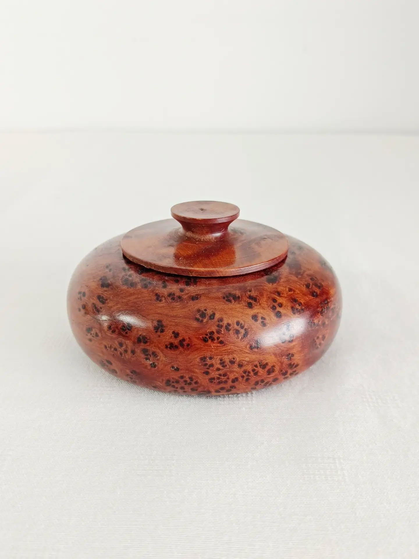 🤎 Les petits objets sont parfois les plus précieux.
Cette jolie petite boîte à bijoux en loupe de thuya m’a fait craquer pour ses veinures naturelles, toutes différentes, qui donnent au bois un petit air de paysage miniature.
Une boîte à poser sur une coiffeuse pour les bijoux que l’on porte tous les jours, sur une étagère pour quelques trésors… ou simplement parce qu’elle est jolie, même vide !
📐 Diamètre : 10 cm
📏 Hauteur : 5 cm avec le couvercle
🔎 Excellent état
🏷️ Prix : 16 € + frais de livraison
📦 Retrait à l’atelier de Villeneuve d’Ascq, livraison possible sur la métropole lilloise ou envoi partout ailleurs !
#boitevintage #loupe #objetancien #brocante #lesimparfaits